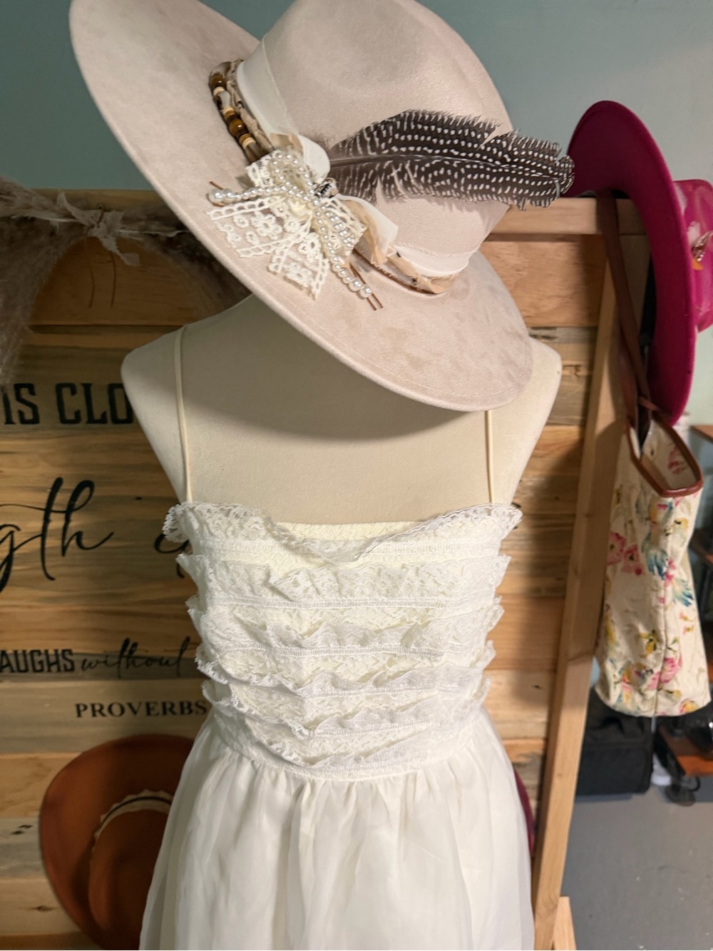 Beautiful VINTAGE CRÈME DRESS - Picture 4 of 15